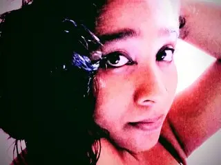 Camshow real pictures MonaDevis
